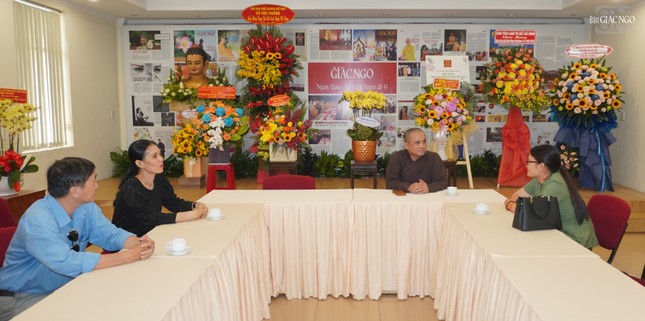 Thượng tọa Thích Tâm Hải, Tổng Biên tập Báo Giác Ngộ tiếp thân mật bà Nguyễn Thị Kim Chi, Phó Giám đốc Xí nghiệp in Nguyễn Minh Hoàng đến thăm, chúc mừng