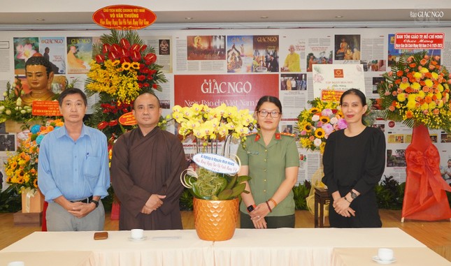 Bà Nguyễn Thị Kim Chi, Phó Giám đốc Xí nghiệp in Nguyễn Minh Hoàng tặng lẵng hoa chúc mừng