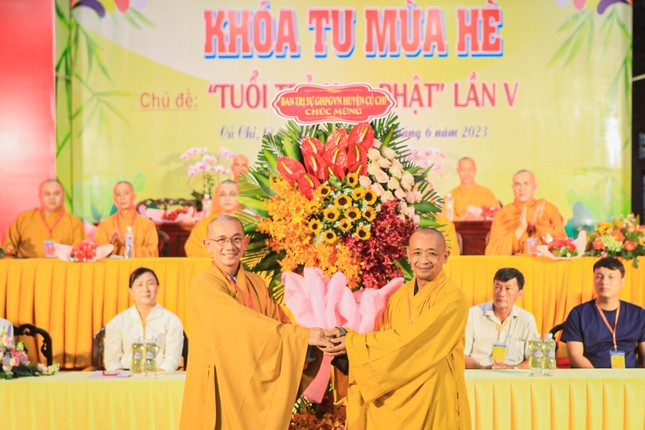 Ban Trị sự GHPGVN H.Củ Chi tặng hoa chúc mừng