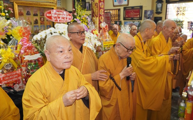 Chư tôn đức Hội đồng Chứng minh, Hội đồng Trị sự dâng hương tưởng niệm Trưởng lão Hòa Thượng Thích Minh Trực