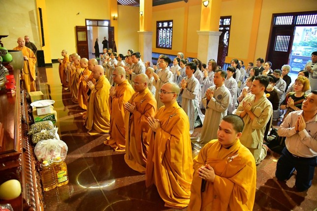 Chư Tăng, Phật tử đảnh lễ Tam bảo, tác bạch cúng dường trường hạ Việt Nam Quốc Tự