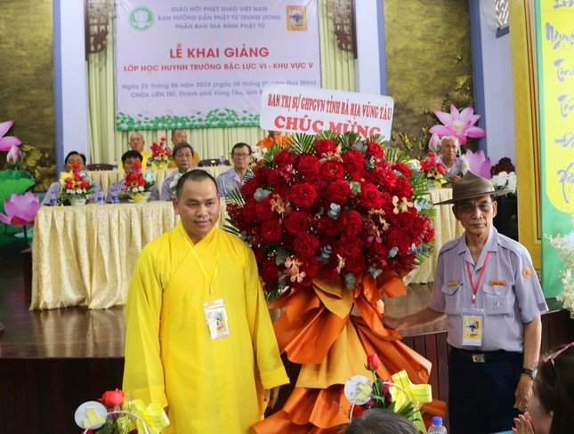 Huynh trưởng Thị Bá Huỳnh Văn Tùng nhận lẵng hoa chúc mừng của Phật giáo tỉnh Bà Rịa - Vũng Tàu Huynh trưởng Thị Bá Huỳnh Văn Tùng nhận lẵng hoa chúc mừng của Phật giáo tỉnh Bà Rịa - Vũng Tàu