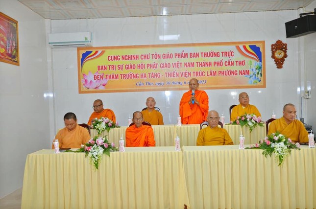 Hòa thượng Đào Như sách tấn hành giả tại thiền viện Trúc Lâm Phương Nam