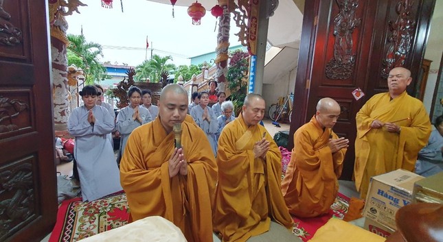 Cúng dường tại trường hạ chùa Pháp Thành, H.Củ Chi - Ảnh: Q. Cúng dường tại trường hạ chùa Pháp Thành, H.Củ Chi - Ảnh: Q.Â