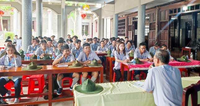 Huynh trưởng cấp Tấn Thị Bá Huỳnh Văn Tùng, Phó Trưởng ban Kiêm Chánh Thư ký Phân ban Gia đình Phật tử T.Ư hướng dẫn bậc Kiên