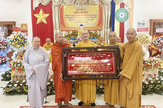 Tân Ban Trị sự GHPGVN H.Vũng Liêm tri ân đến Thượng tọa Thích Lệ Lạc Tân Ban Trị sự GHPGVN H.Vũng Liêm tri ân đến Thượng tọa Thích Lệ Lạc