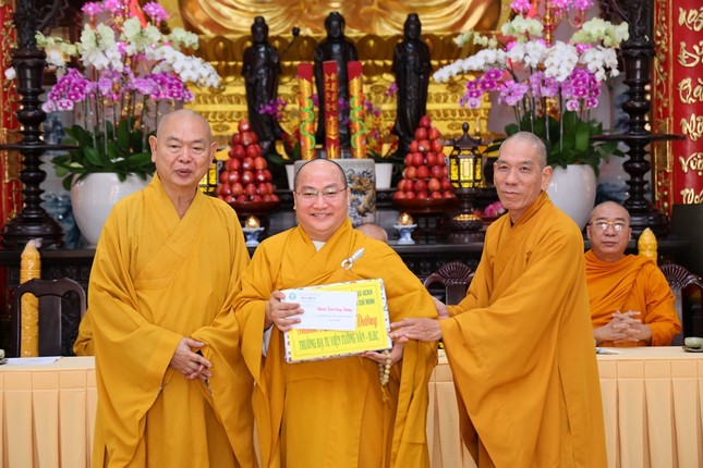 Chư tôn đức Ban Thường trực Ban Trị sự TP trao phẩm vật, tịnh tài cúng dường đến trường hạ tu viện Tường Vân