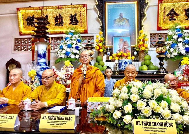 Hòa thượng Thích Minh Giác đại diện đoàn Ban Trị sự GHPGVN TP.HCM có lời thăm hỏi đến hành giả an cư tại trường hạ tổ đình Phổ Quang