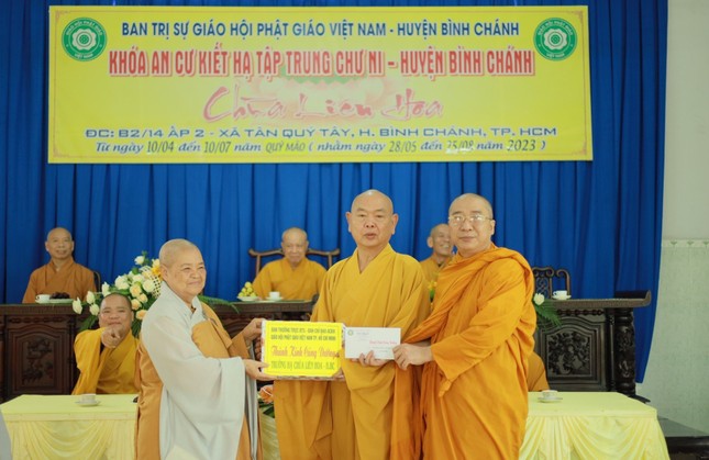 Chư tôn đức trao cúng dường đến hành giả an cư tại chùa Liên Hoa