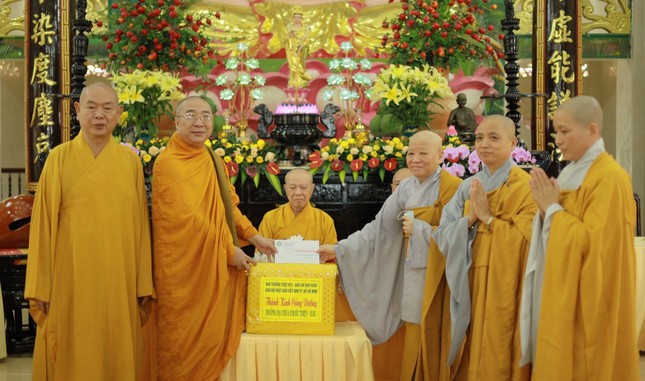 Chư tôn đức trao cúng dường đến trường hạ chùa Phước Thiện, H.Bình Chánh