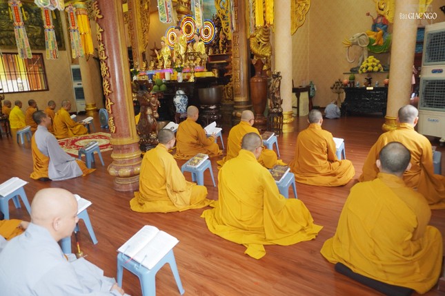 Ba tháng an cư là cấm túc ở một chỗ, hạn chế sự đi lại và nỗ lực tu học trong ba tháng mùa mưa, gọi là kiết hạ Ba tháng an cư là cấm túc ở một chỗ, hạn chế sự đi lại và nỗ lực tu học trong ba tháng mùa mưa, gọi là kiết hạ