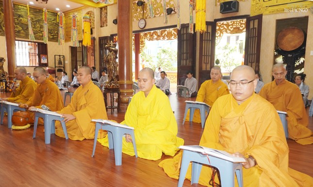 Chúng Tăng hướng dẫn nhau tu học và hướng dẫn cho cư sĩ cùng tu học Chúng Tăng hướng dẫn nhau tu học và hướng dẫn cho cư sĩ cùng tu học