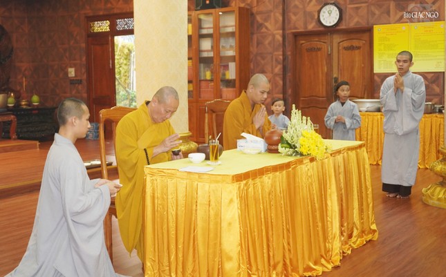 Nhiều ngôi chùa Bắc truyền bắt buộc chư Tăng trong ba tháng an cư phải luôn có mặt trong thời khóa Quá đường Nhiều ngôi chùa Bắc truyền bắt buộc chư Tăng trong ba tháng an cư phải luôn có mặt trong thời khóa Quá đường