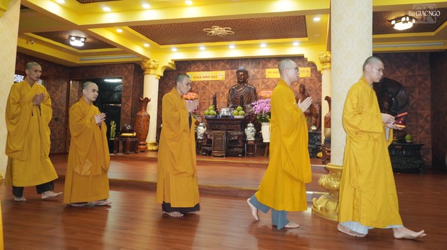 Hành giả an cư trong thời khóa kinh hành tại chùa Minh Đạo Hành giả an cư trong thời khóa kinh hành tại chùa Minh Đạo