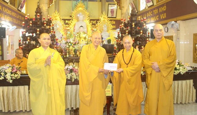 Trao cúng dường đến trường hạ chùa Quảng Đức