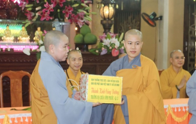 Ni sư Thích nữ Như Nguyệt đại diện đoàn Thường trực Ban Trị sự GHPGVN TP.HCM trao cúng dường đến Ni sư Thích nữ Diệu Minh, Hóa chủ trường hạ Vĩnh Phước