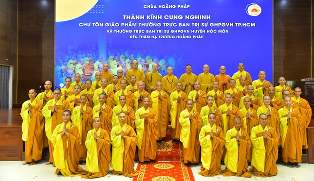 Đoàn lưu niệm tại trường hạ chùa Hoằng Pháp