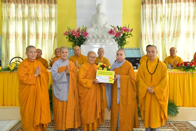 Trao cúng dường đến trường hạ