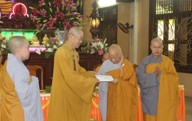Hòa thượng Thích Hiển Đức đại diện đoàn trao cúng dường đến Ni trưởng Thích nữ Như Đức, Thiền chủ trường hạ Vĩnh Phước
