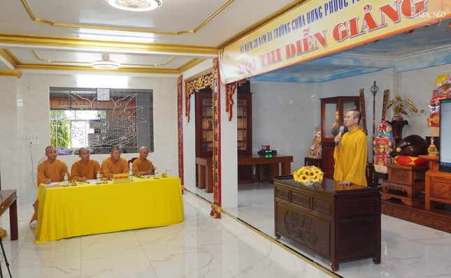 Đại đức Thích Minh Quang thi diễn giảng chủ đề Tam Pháp ấn