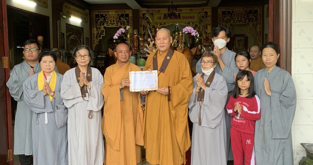 Thượng tọa Thích Quảng Lực cùng đoàn Phật tử cúng dường tại trường hạ chùa Pháp Thành, H.Củ Chi, TP.HCM