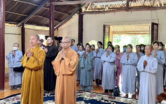 Hoà thượng Thích Huệ Minh, Trưởng ban Trị sự GHPGVN H.Bình Chánh, trụ trì chùa Thiên Trì (H.Bình Chánh, TP.HCM) hướng dẫn đoàn cúng dường các trường hạ