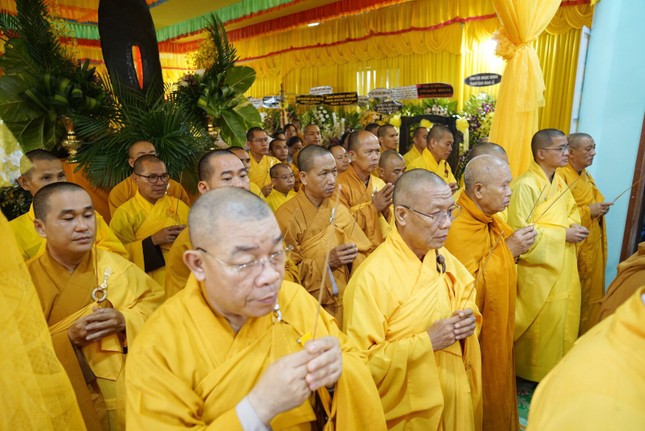 Chư tôn đức Ban Thường trực Ban Trị sự GHPGVN tỉnh Bình Thuận và các ban ngành thành kính tưởng niệm Giác linh trưởng lão Hòa thượng Thích Giác Minh