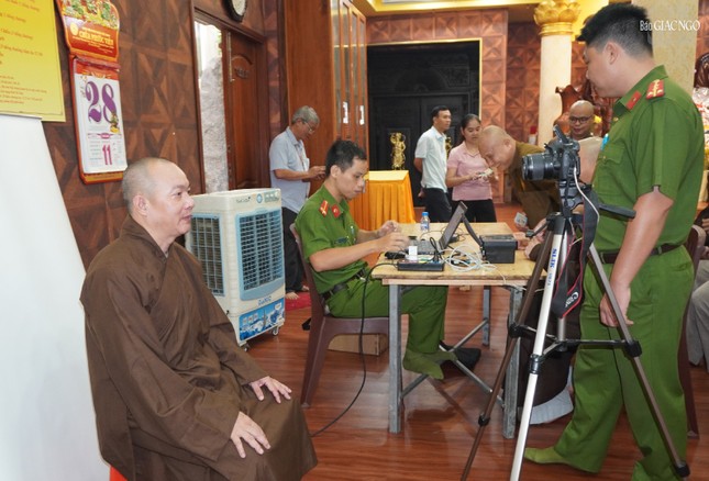 Thượng tọa Thích Thiện Bửu, Trưởng ban Trị sự GHPGVN Q.3 làm thủ tục đăng ký