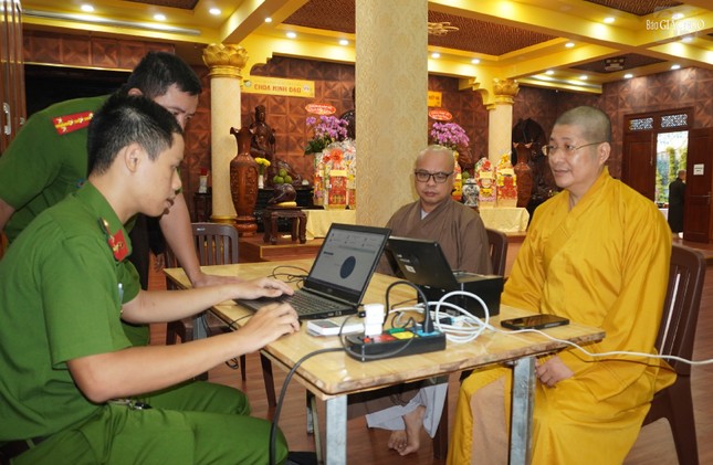 Chư tôn đức Thường trực Ban Trị sự GHPGVN Q.3 đăng ký kích hoạt tài khoản định danh điện tử