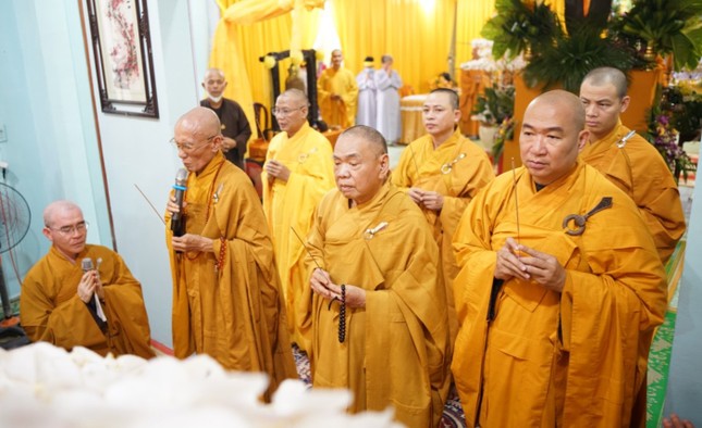 Chư tôn giáo phẩm Hội đồng Trị sự dâng hương tưởng niệm Trưởng lão Hòa thượng Thích Giác Minh Chư tôn giáo phẩm Hội đồng Trị sự dâng hương tưởng niệm Trưởng lão Hòa thượng Thích Giác Minh