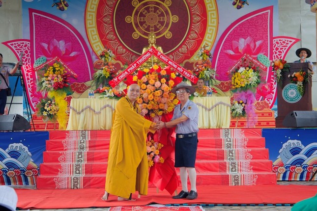 Thượng tọa Thích Thiện Pháp, Trưởng ban Trị sự GHPGVN H.Nhơn Trạch, trụ trì tịnh viện Pháp Thường trao lẵng hoa chúc mừng