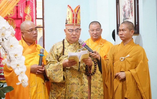 Chư tôn đức thực hiện nghi thức phụng tống kim quan