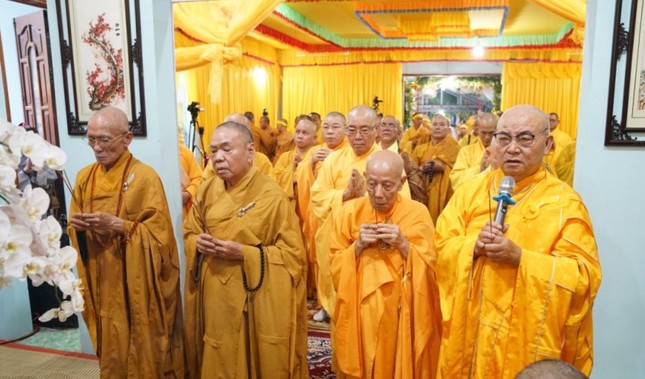 Chư tôn đức niệm hương tưởng niệm - Ảnh: Tường Huy