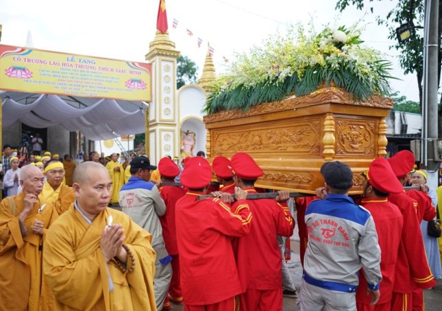 Kim quan Trưởng lão Hòa thượng từ từ rời chùa Thạch Long đến nơi trà-tỳ - Ảnh: Tường Huy