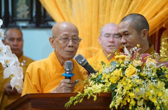 Trưởng lão Hòa thượng Thích Minh Trí cung tuyên tiểu sử - Ảnh: Tường Huy