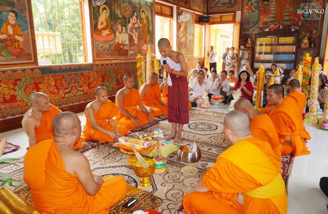 Lễ xuất gia cho thiện nam tại chánh điện