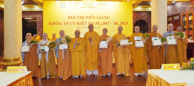 Đại đức Thích Thiện Châu và Thượng tọa Thích Thiện Chơn trao tặng quà là bộ Phật học Phổ thông, kỷ niệm chương đến 8 vị không được giải thưởng ở hội thi diễn giảng chung kết cấp quận Đại đức Thích Thiện Châu và Thượng tọa Thích Thiện Chơn trao tặng quà là bộ Phật học Phổ thông, kỷ niệm chương đến 8 vị không được giải thưởng ở hội thi diễn giảng chung kết cấp quận