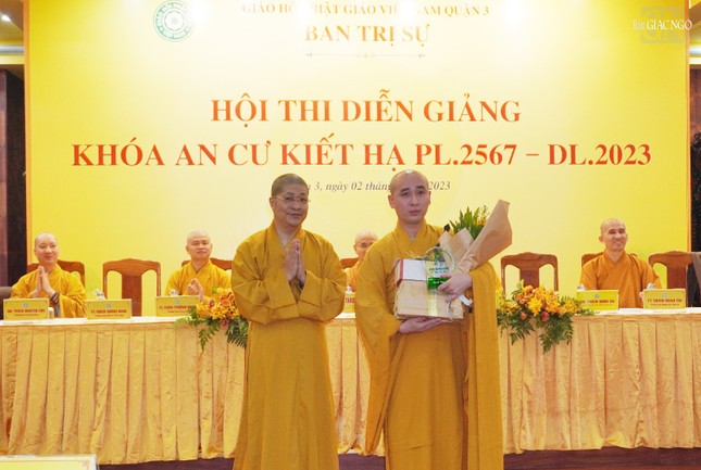 Thượng tọa Thích Quảng Minh, Trưởng ban Kinh tế tài chánh Phật giáo Q.3 trao giải 3 đến Đại đức Thích Thiện Hiếu (chùa Phật Đà) Thượng tọa Thích Quảng Minh, Trưởng ban Kinh tế tài chánh Phật giáo Q.3 trao giải 3 đến Đại đức Thích Thiện Hiếu (chùa Phật Đà)
