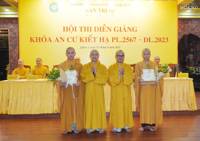 Đại đức Thích Thiện Châu, Phó Thường trực Ban Trị sự GHPGVN Q.3 và Thượng tọa Thích Thường Hạnh, Trưởng ban Tăng sự Phật giáo Q.3 trao giải nhì đến Đại đức Thích Nguyên Ngộ (chùa Hưng Phước) và Đại đức Thích Thanh Toàn (chùa Vĩnh Nghiêm) Đại đức Thích Thiện Châu, Phó Thường trực Ban Trị sự GHPGVN Q.3 và Thượng tọa Thích Thường Hạnh, Trưởng ban Tăng sự Phật giáo Q.3 trao giải nhì đến Đại đức Thích Nguyên Ngộ (chùa Hưng Phước) và Đại đức Thích Thanh Toàn (chùa Vĩnh Nghiêm)
