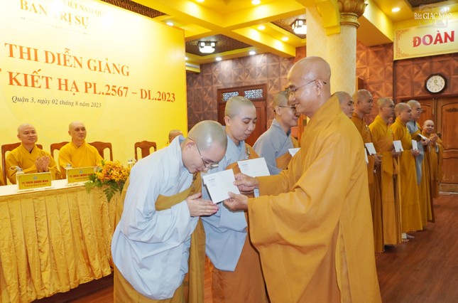 Thượng tọa Thích Thiện Quý trao phần thưởng đặc biệt đến 8 vị diễn giảng Thượng tọa Thích Thiện Quý trao phần thưởng đặc biệt đến 8 vị diễn giảng