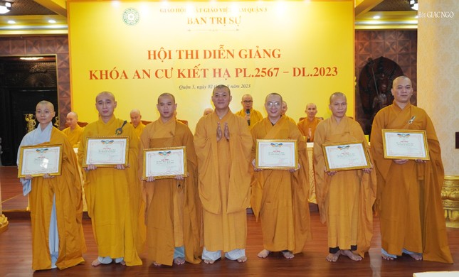Thượng tọa Thích Minh Duyên, Phó ban Trị sự GHPGVN Q.3 trao giấy khen của Ban Trị sự Phật giáo quận đến 6 vị sẽ tiếp tục vào vòng thi cấp thành phố Thượng tọa Thích Minh Duyên, Phó ban Trị sự GHPGVN Q.3 trao giấy khen của Ban Trị sự Phật giáo quận đến 6 vị sẽ tiếp tục vào vòng thi cấp thành phố