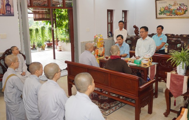 Ông Phạm Minh Tuấn phát biểu thăm hỏi đến chư Ni tại chùa Phổ Minh Ông Phạm Minh Tuấn phát biểu thăm hỏi đến chư Ni tại chùa Phổ Minh