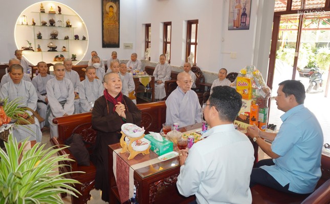 Ni trưởng Thích nữ Huệ Huyền cảm ơn đoàn đến thăm chư Ni an cư tại chùa Phổ Minh Ni trưởng Thích nữ Huệ Huyền cảm ơn đoàn đến thăm chư Ni an cư tại chùa Phổ Minh