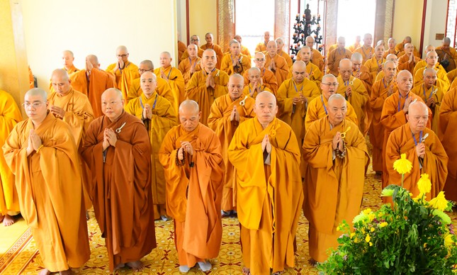 Thượng tọa Thích Nhật Thiện, cùng chư Tăng trang nghiêm trong khóa lễ Bố-tát Thượng tọa Thích Nhật Thiện, cùng chư Tăng trang nghiêm trong khóa lễ Bố-tát