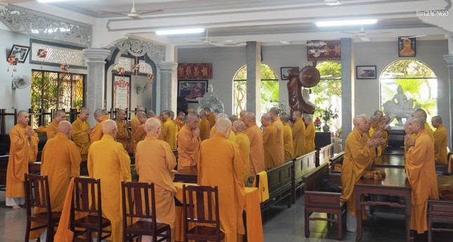 Quan cảnh chư Tăng trong kỳ sinh hoạt Phật sự tại chùa Huỳnh Kim