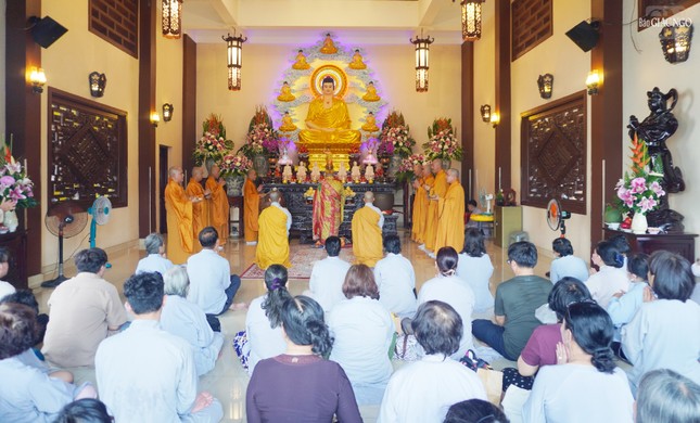 Trước đó là khóa lễ cúng Phật tại chánh điện