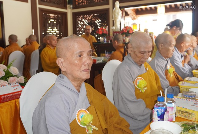 Ni trưởng Thích nữ Như Dụng, trụ trì chùa Linh Chưởng, cùng chư Ni trong lễ cài hoa hồng Vu lan