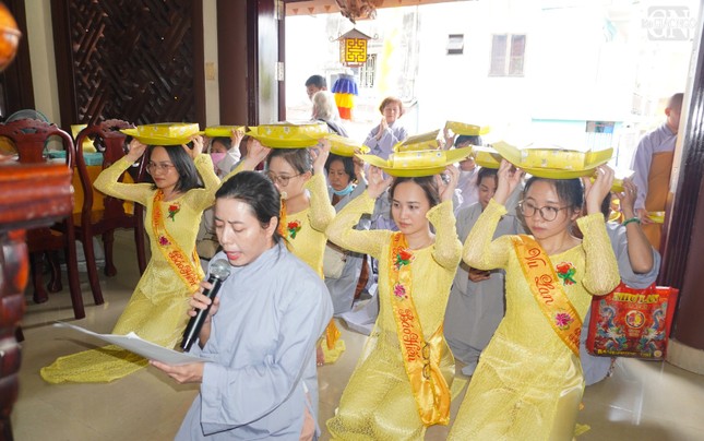 Phật tử tác bạch dâng y