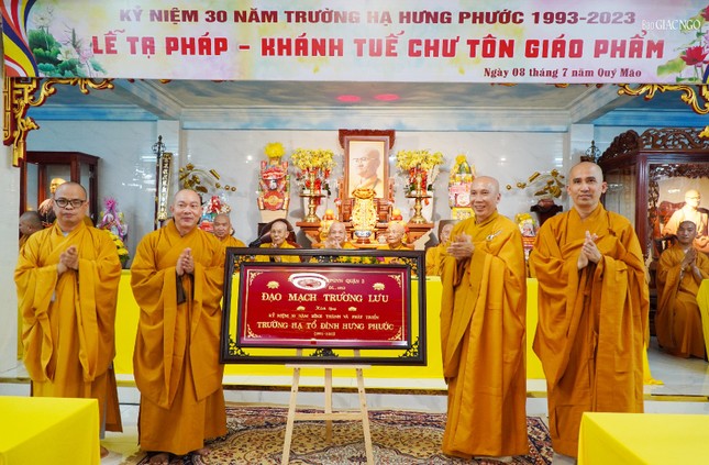 Thượng tọa Thích Thiện Bửu, Trưởng ban Trị sự GHPGVN Q.3 và Đại đức Thích Thiện Châu, Phó Thường trực Ban Trị sự GHPGVN Q.3 trao khánh chúc mừng 30 năm trường hạ chùa Hưng Phước Thượng tọa Thích Thiện Bửu, Trưởng ban Trị sự GHPGVN Q.3 và Đại đức Thích Thiện Châu, Phó Thường trực Ban Trị sự GHPGVN Q.3 trao khánh chúc mừng 30 năm trường hạ chùa Hưng Phước