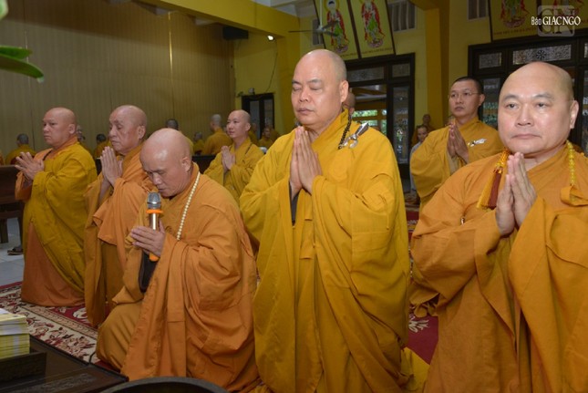 Thượng tọa Thích Giác Dũng thay mặt chư hành giả an cư, môn đồ đệ tử tác bạch